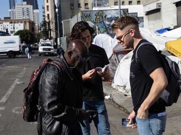 Jóvenes enloquecidos escuchan el evangelio en Skid Row
